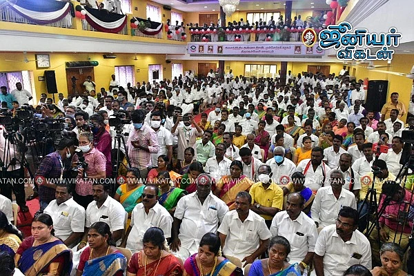 அதிமுக கூட்டத்தில் பங்கேற்றவர்கள்