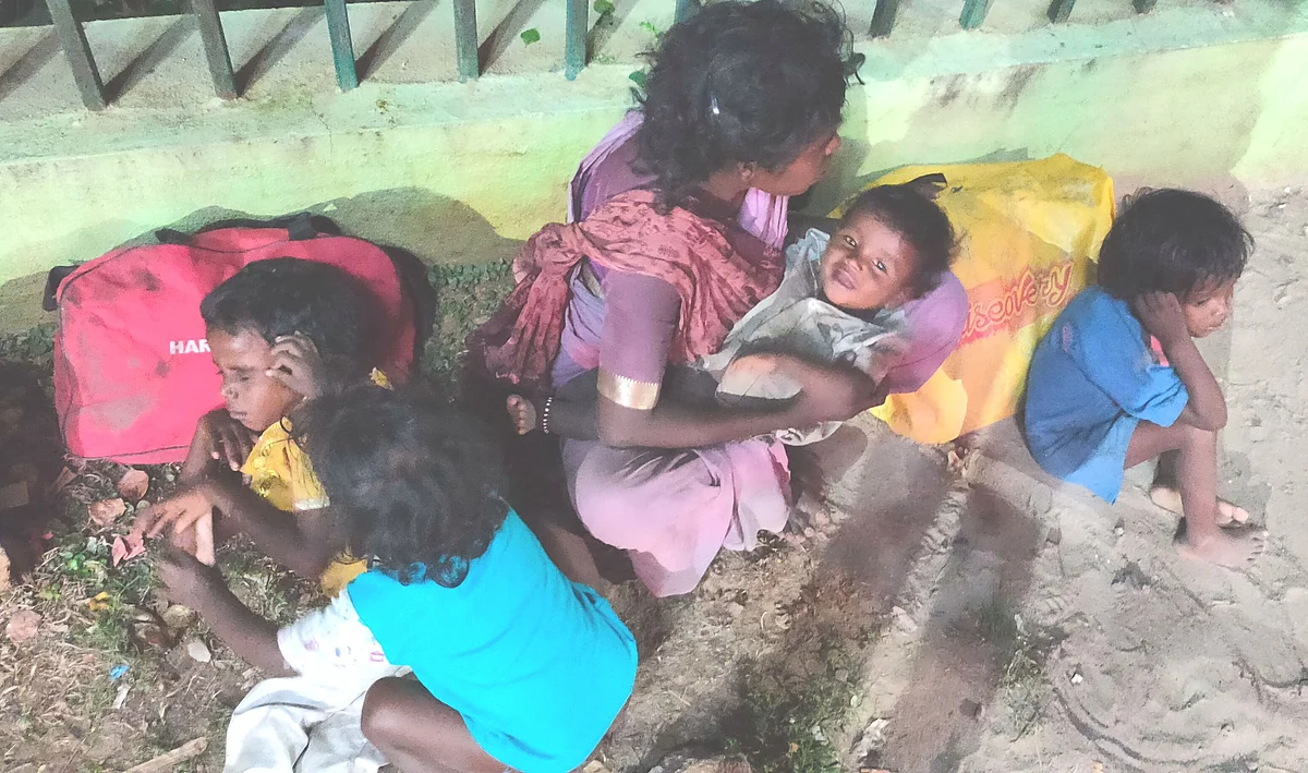 குழந்தைகளுடன் சாலையோரம் தங்கிய பரிதாபம்