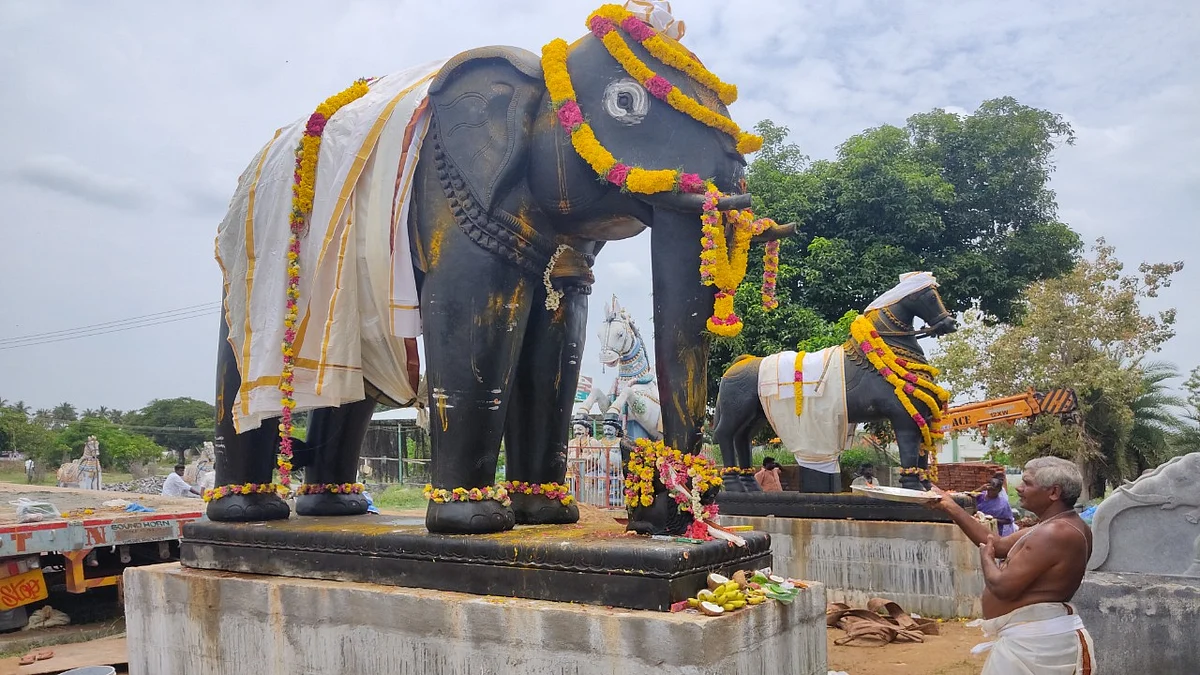 கல்லில் செய்யப்பட்ட யானை, குதிரைச் சிலைகள்