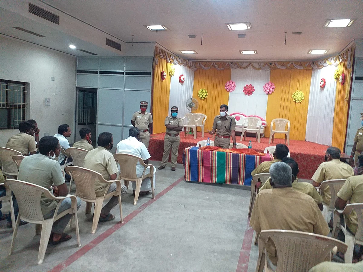 அறிவுரை வழங்கும் போலீஸார்