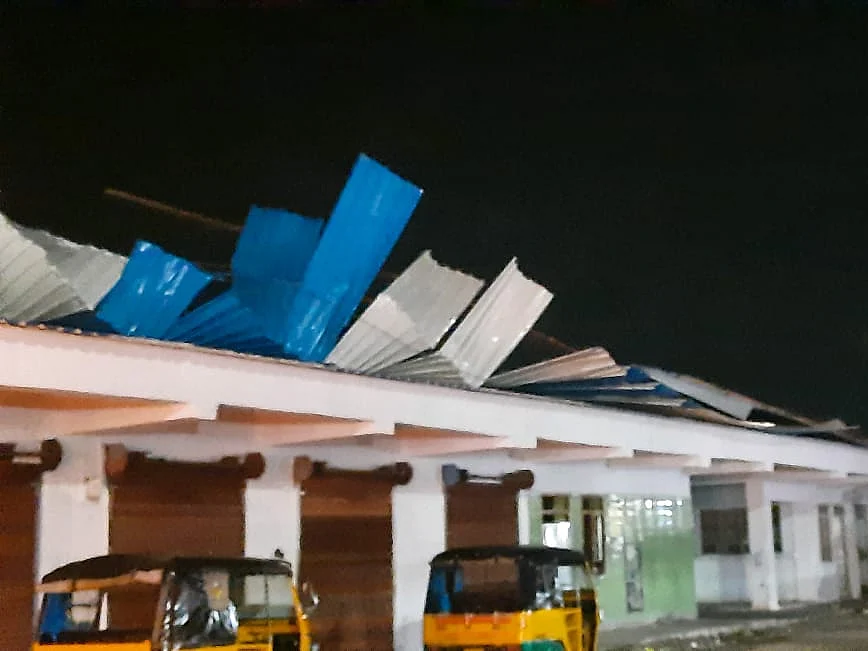 லேசாக வீசிய காற்று; உடைந்து தொங்கிய பேருந்து நிலையக் கூரைகள்! - அதிர்ச்சியில் ராசிபுரம் மக்கள்
