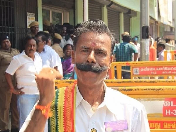 `என் நாமினேஷன் செல்லாதுங்க; எப்படியும் ரிஜெக்ட் பண்ணிடுவாங்க!’ - `தேர்தல் மன்னன்’ கலகல!