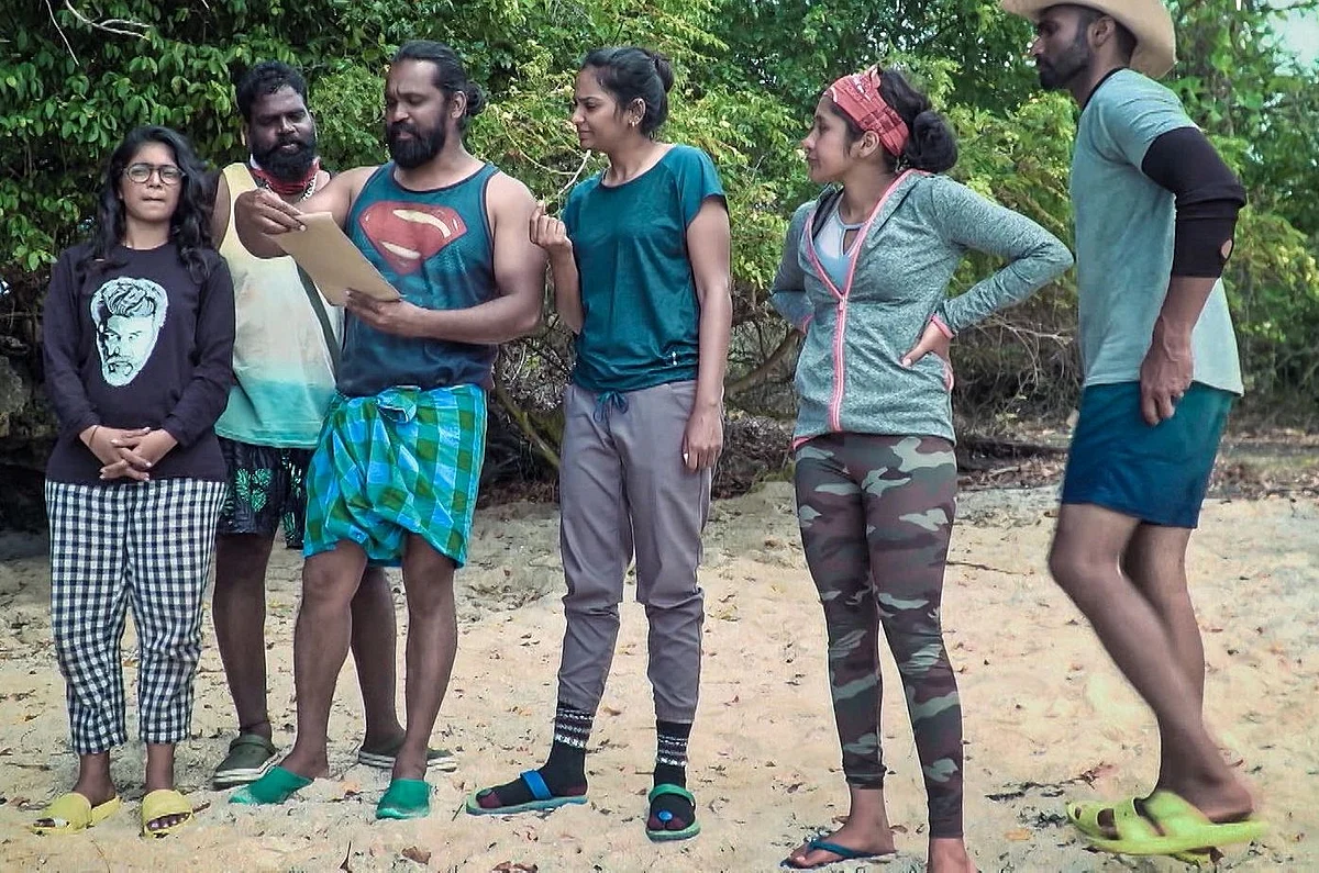 சர்வைவர் அம்ஜத், தன் அணியுடன்
