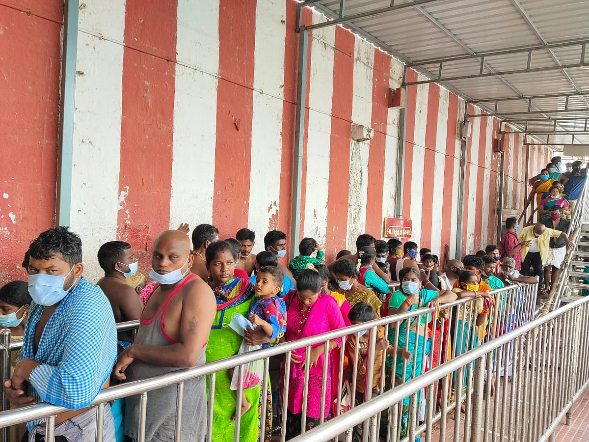 வரிசையில் காத்திருக்கும் பக்தர்கள்