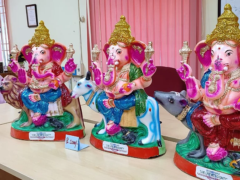 புதுச்சேரி: `கண்ணியத்துடன் வாழுங்கள்!' - சிறைக் கைதிகளின் `அட்வைஸ் விநாயகர்!’
