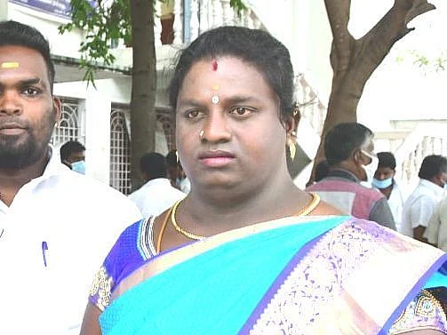 வேலூர்: `என் சமூகத்துக்கு ஏதாவது செய்யணும்!’ - தேர்தல் களத்துக்கு வந்த திருநங்கை