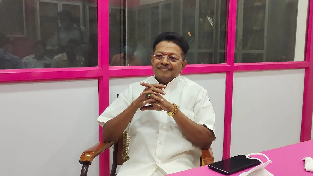 பள்ளி செயலாளர் வேலப்பன்