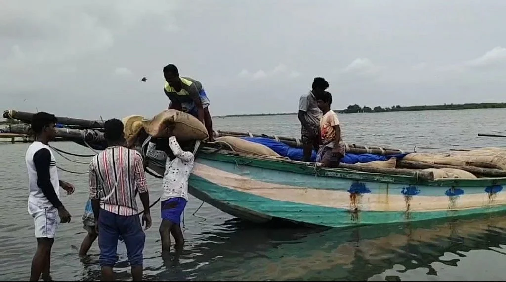 பழவேற்காடு: 180 மூட்டை ரேஷன் அரிசி; கடல் மார்க்கமாகக் கடத்தல்!’ - ரகசிய தகவலால் சிக்கிய தந்தை, மகன்