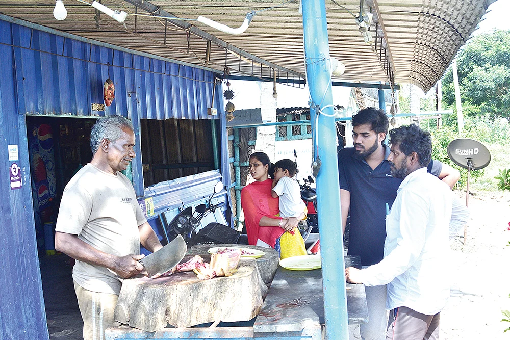 நம் கண் முன்னேயே நாட்டுக்கோழி சமையல் ரெடியாகும்...