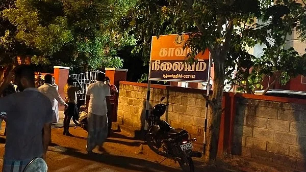 நரபலி வதந்தியால் காவல் நிலையம் முன்பு திரண்ட மக்கள்