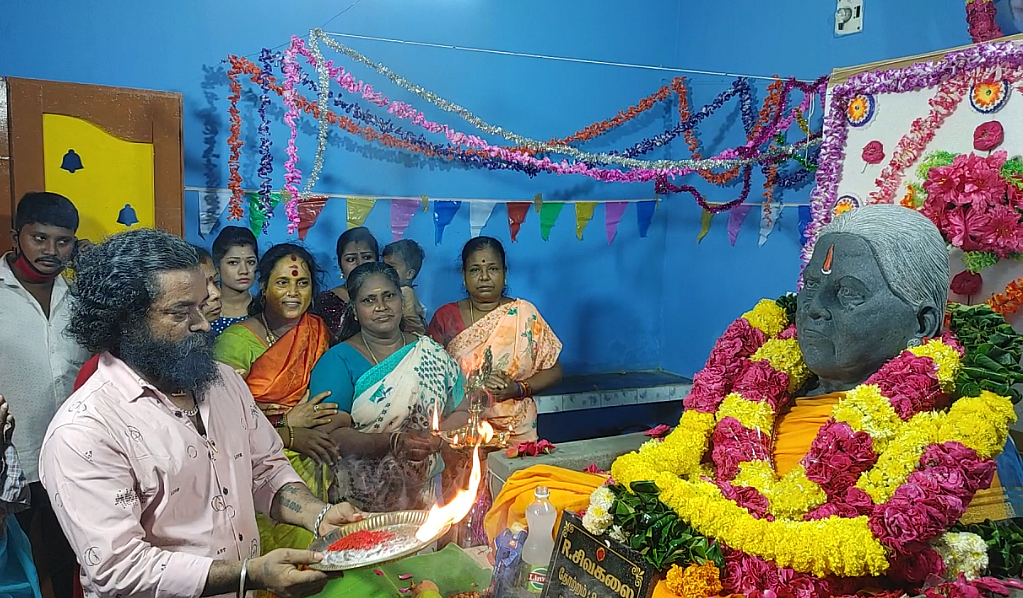 சிவகலை சிலைக்கு பூஜை செய்யும் மகன்