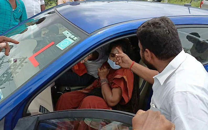 பெண் பக்தை மீட்பு விவகாரம்; இரு தரப்பிலும் வழக்கு பதிவு, கைது! - நடந்தது என்ன?