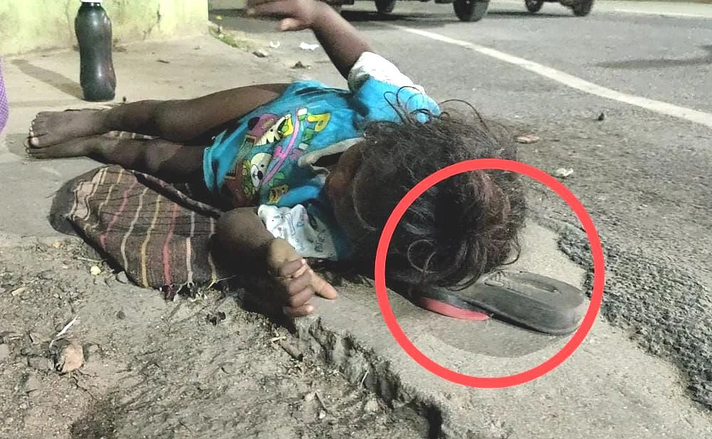 காலணியை தலைக்கு வைத்து தூங்கிய குழந்தை