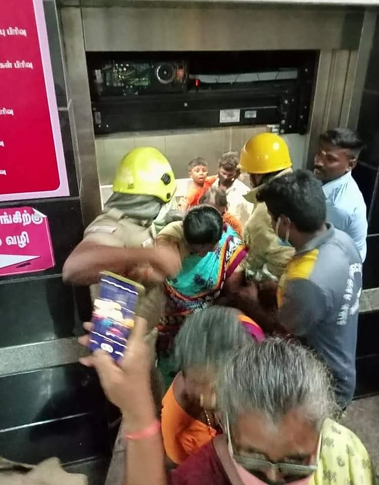 லிஃப்ட்டிலிருந்து மீட்கப்படும் மக்கள்