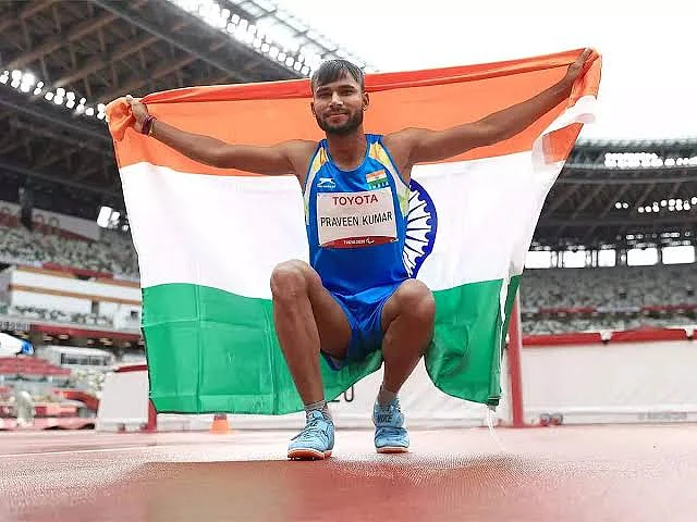 கடும்போட்டிக்குப் பின் வெள்ளி... பாராலிம்பிக்கில் கலக்கிய இளம் வீரர் பிரவீன் குமார்!