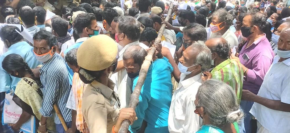 கம்புகளால் தடுக்கும் போலீஸ்