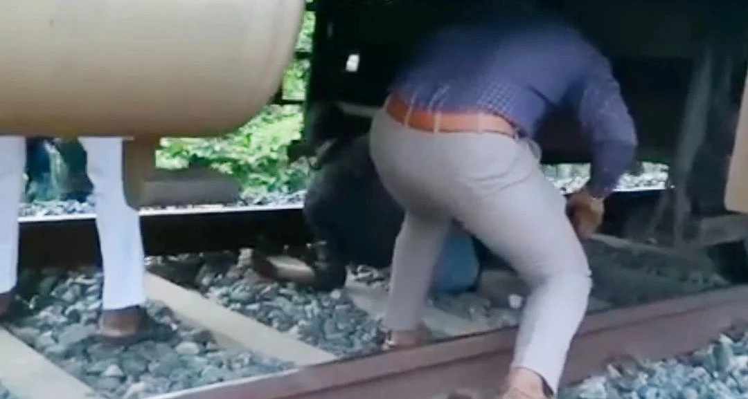 தூங்கிய நபரை எழுப்பும் காட்சி