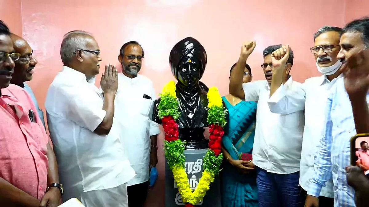 பாரதி சிலைக்கு மாலை அணிவித்த பாலகிருஷ்ணன்