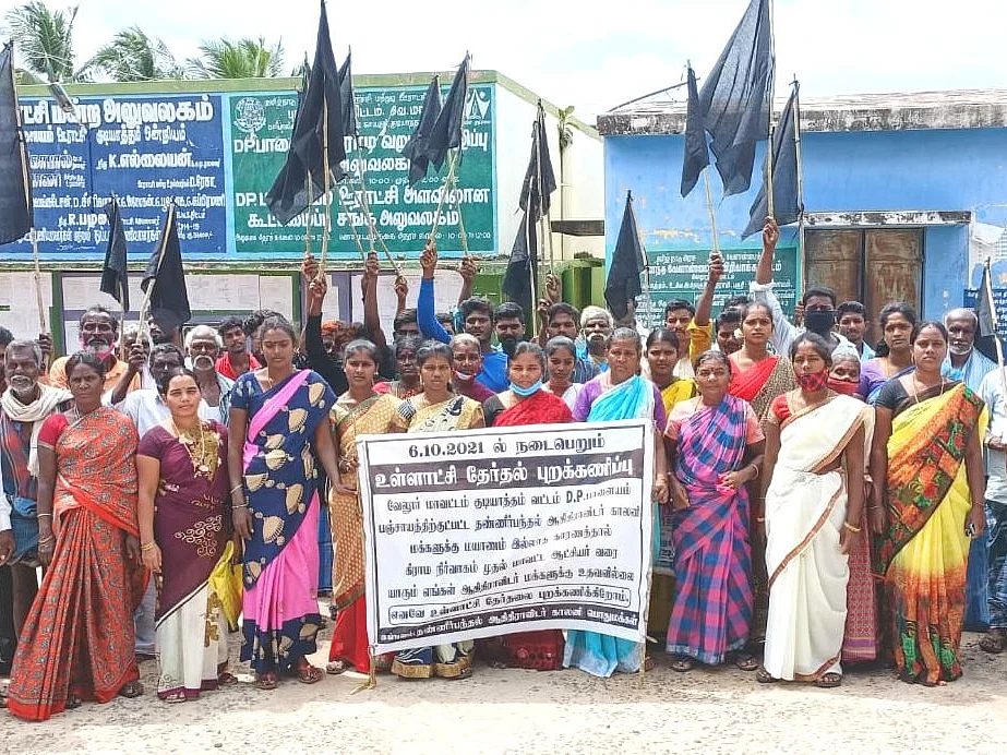 வேலூர்: `எங்கள் பிணங்களிலும் அரசியல் செய்கிறார்கள்!’ - தேர்தல் புறக்கணிப்பில் தண்ணீர் பந்தல் கிராமம்
