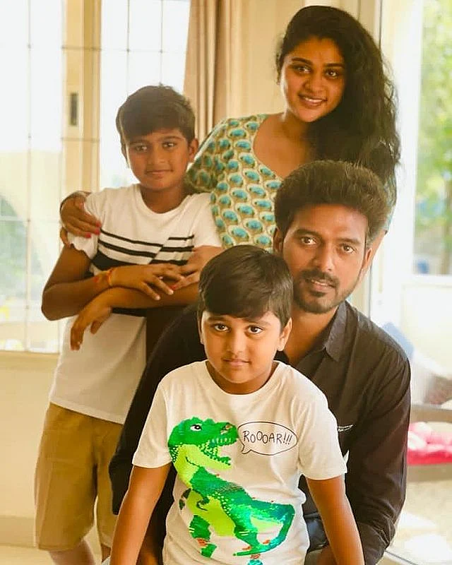 குழந்தைகளுடன் விக்ராந்த் - மானசா