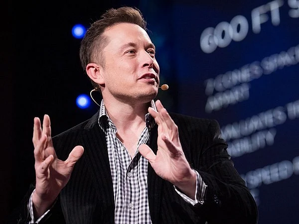 Elon Musk delivering his TED Talk “The Mind behind Tesla, SpaceX, Solar City…” (2013).