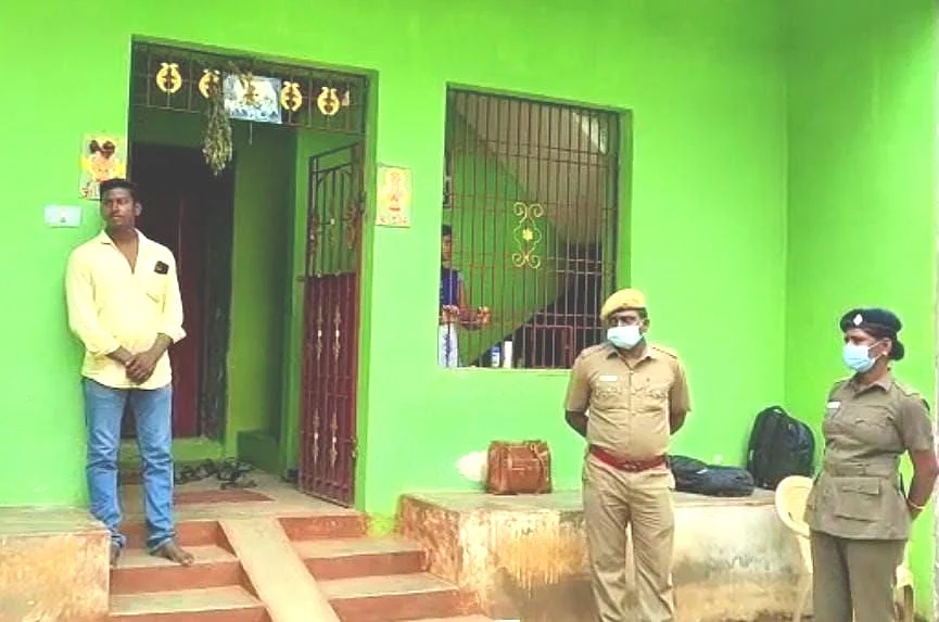 இந்துமதி வீட்டு முன்பு பாதுகாப்புப் பணியில் ஈடுபட்டுள்ள போலீஸார்