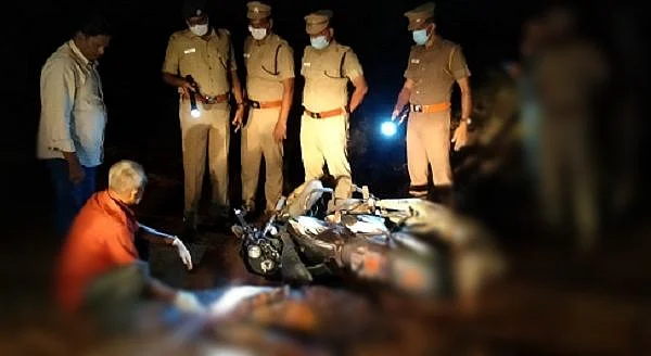 விசாரணை நடத்தும் போலீஸ் அதிகாரிகள்