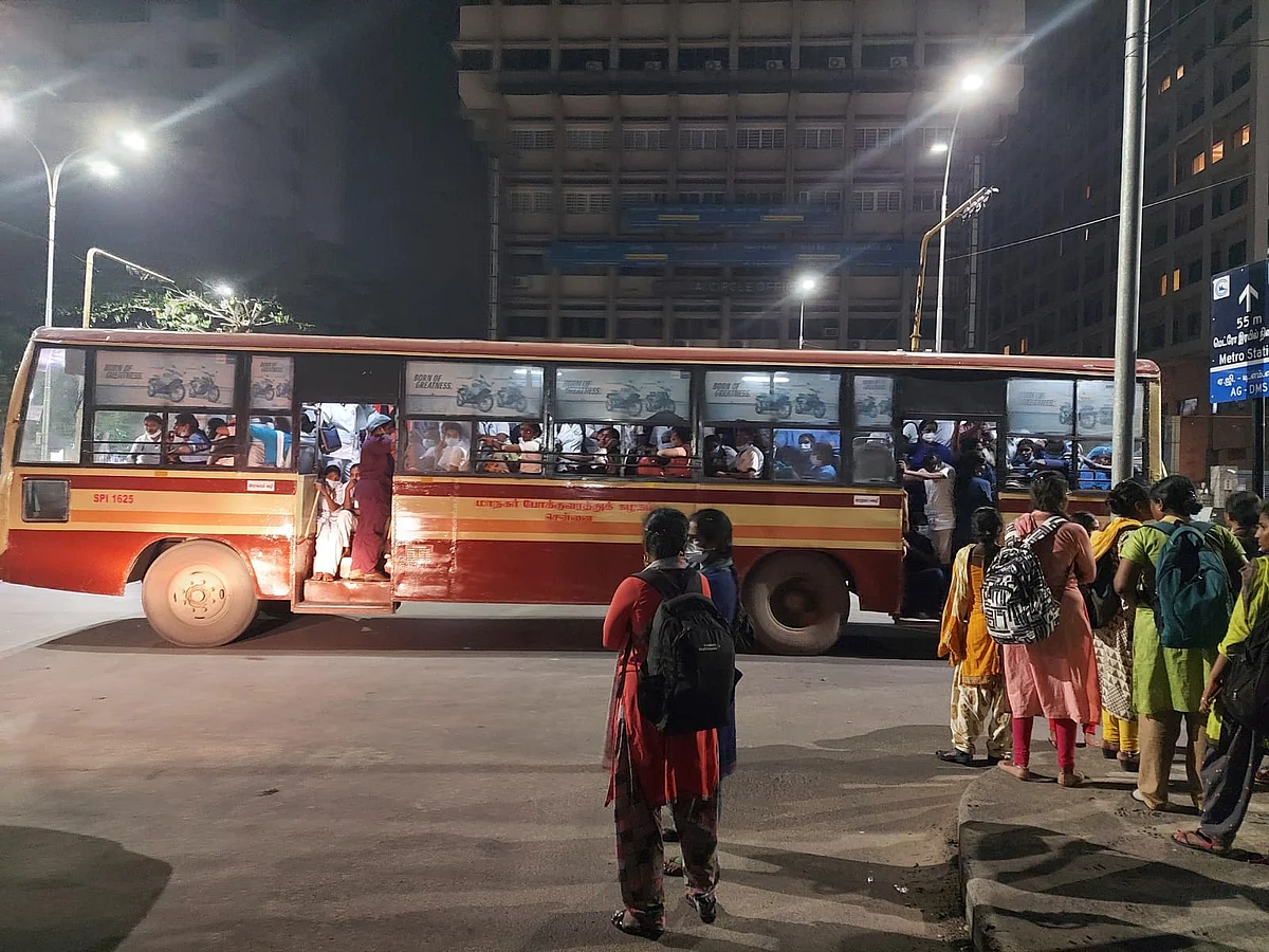 பேருந்தில் ஏற்றி அனுப்பப்படும் செவிலியர்கள்