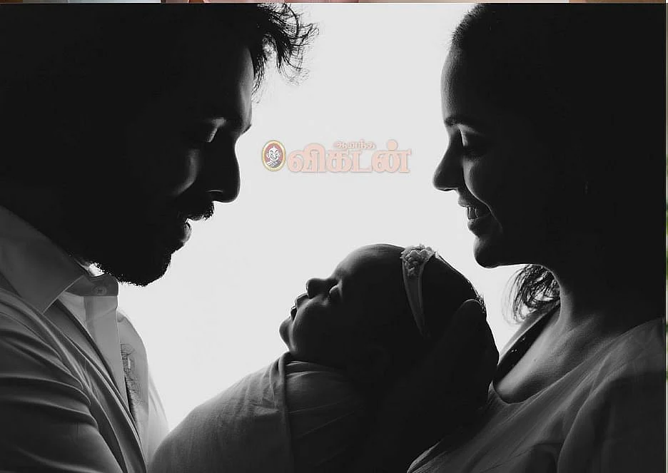 மகள் அன்வியுடன் ஜி.வி.பிரகாஷ் - சைந்தவி