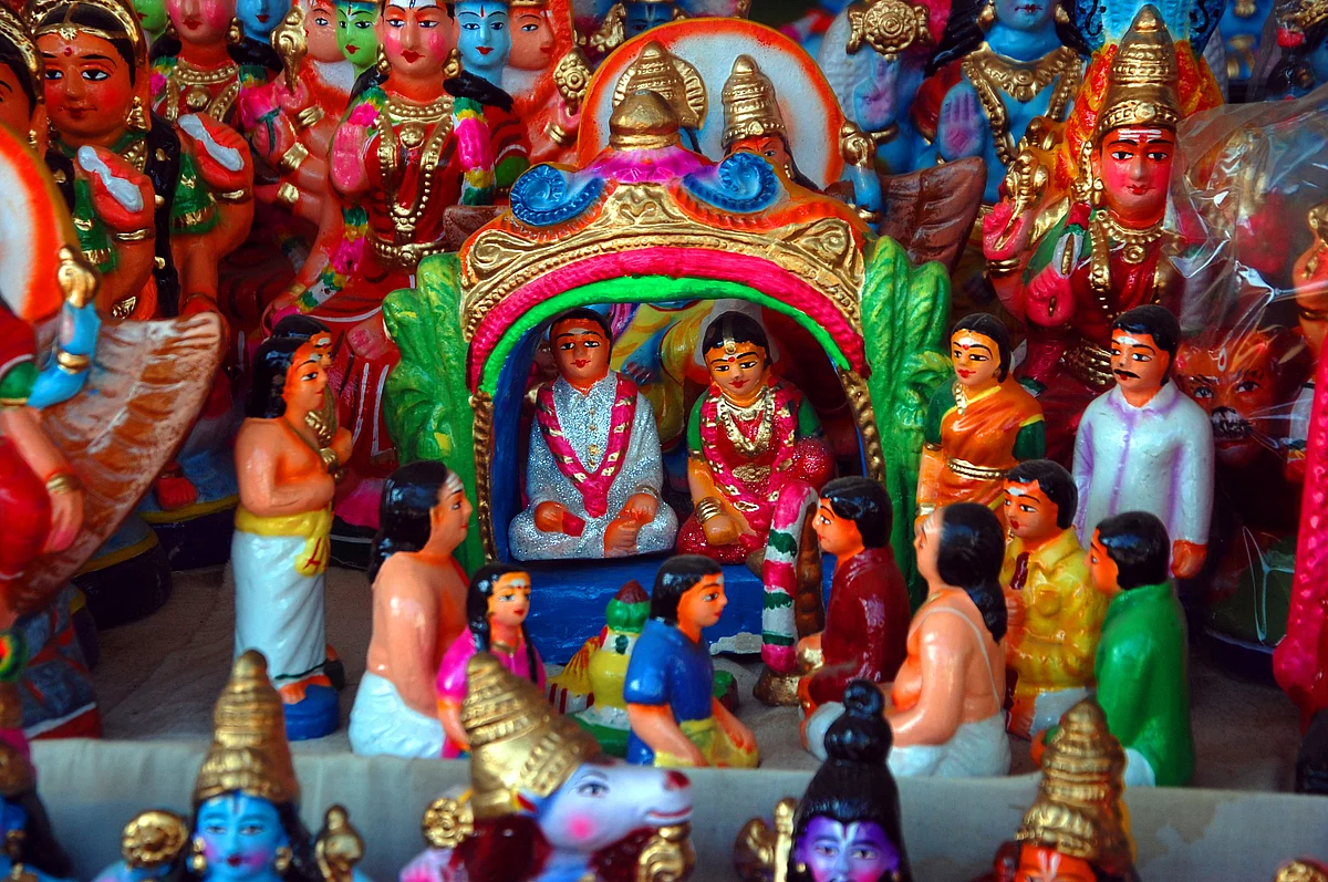 குழந்தை புத்தர், கிருஷ்ண லீலை, விவசாயி; கண்ணைக்கவரும் வண்ணமயமான நவராத்திரி கொலு பொம்மைகள்!