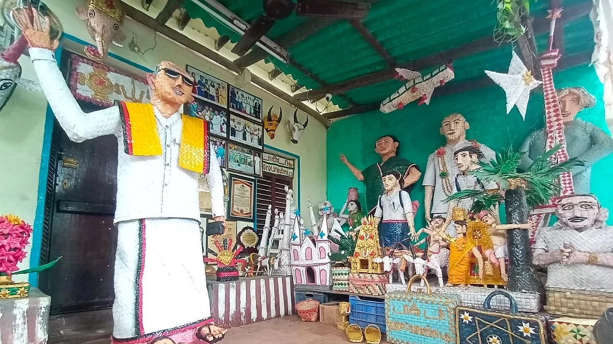 பனை ஓலையில் கருணாநிதியின் சிலை