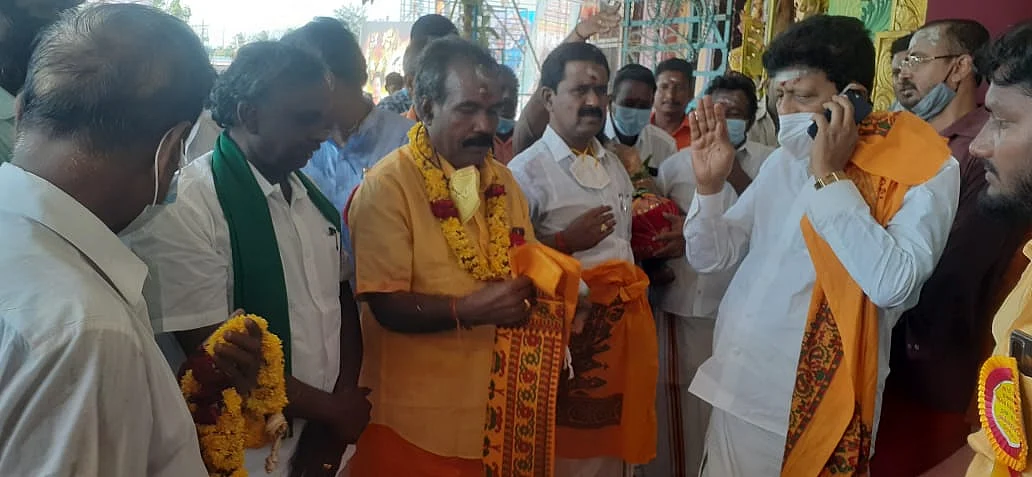 அதிமுக முன்னாள் அமைச்சர் ஆர்.காமராஜ், திவாகரன் சந்திப்பு