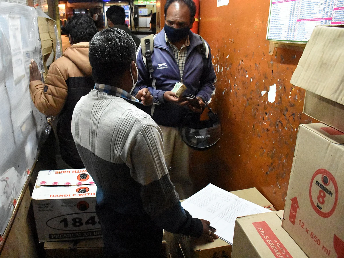 நீலகிரி மாவட்ட நிர்வாகம் அதிரடி: `கொரோனா தடுப்பூசி போட்டிருந்தால் மட்டுமே டாஸ்மாக்கில் மது!’