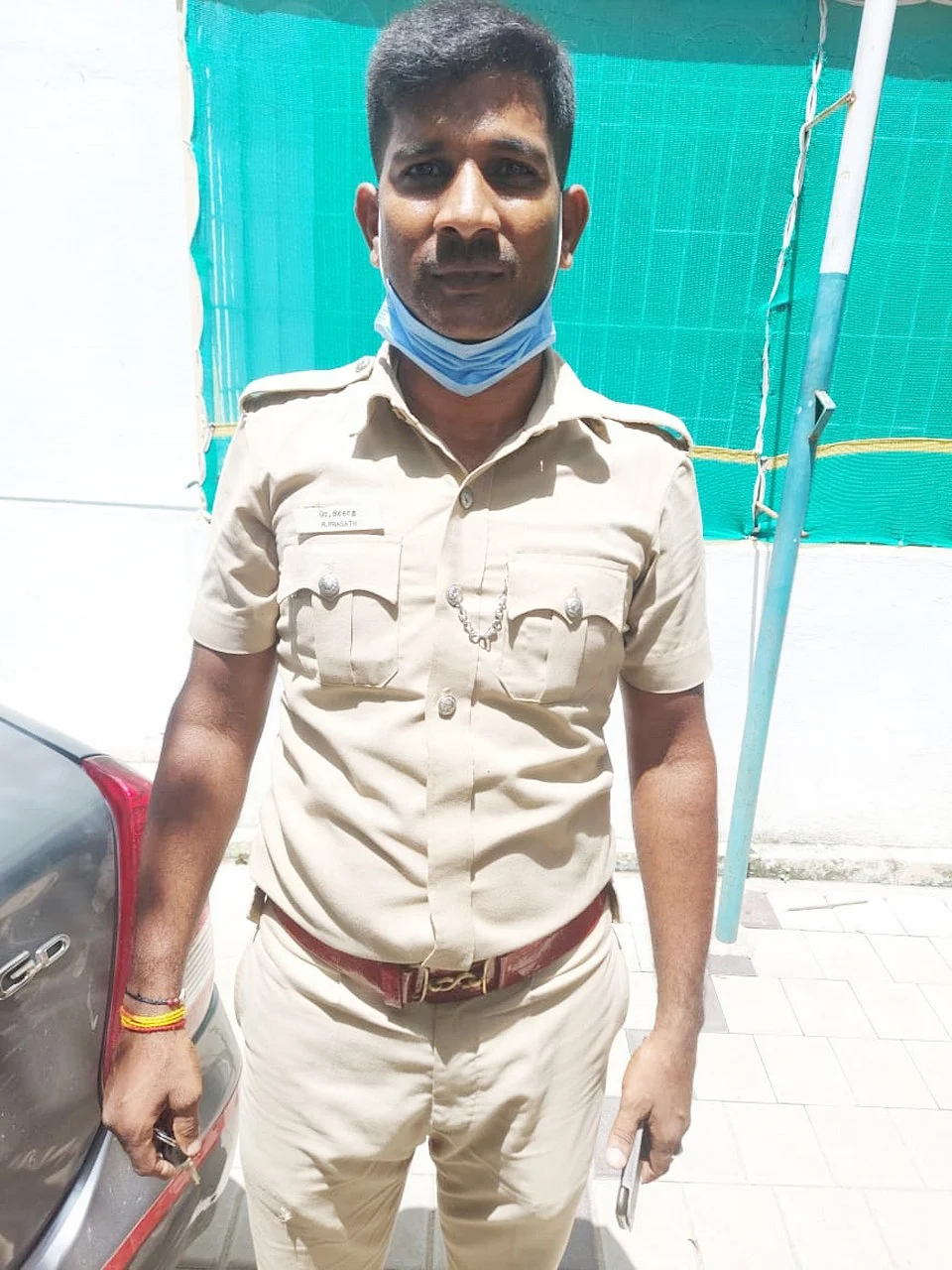 கார் திருடனை மடக்கிப் பிடித்த போலீஸ்