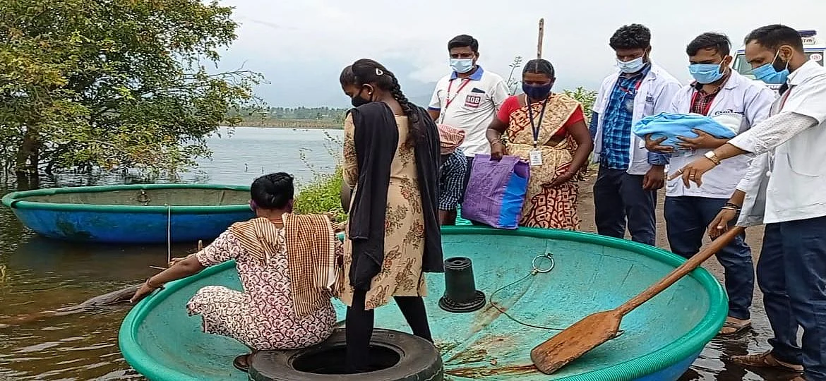 பிறந்த குழந்தையுடன் 108 ஆம்புலன்ஸ் ஊழியர்கள் பரிசல் பயணம்