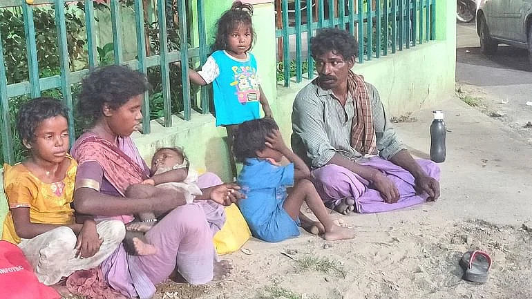 குழந்தைகளுடன் சாலையோரம் தங்கிய தம்பதி