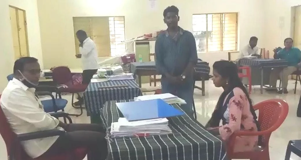 வேட்புமனுத் தாக்கல் செய்த இந்துமதி