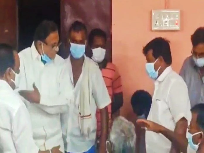 சிவகங்கை: முன்னாள் மத்திய அமைச்சருடன் வாக்குவாதம்! - காங்கிரஸ் நிர்வாகியின் பதவி பறிப்பு பின்னணி