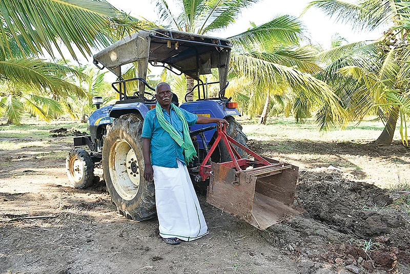 தொழுவுரம் நிரப்பும் இரும்புபெட்டியுடன் மாடசாமி