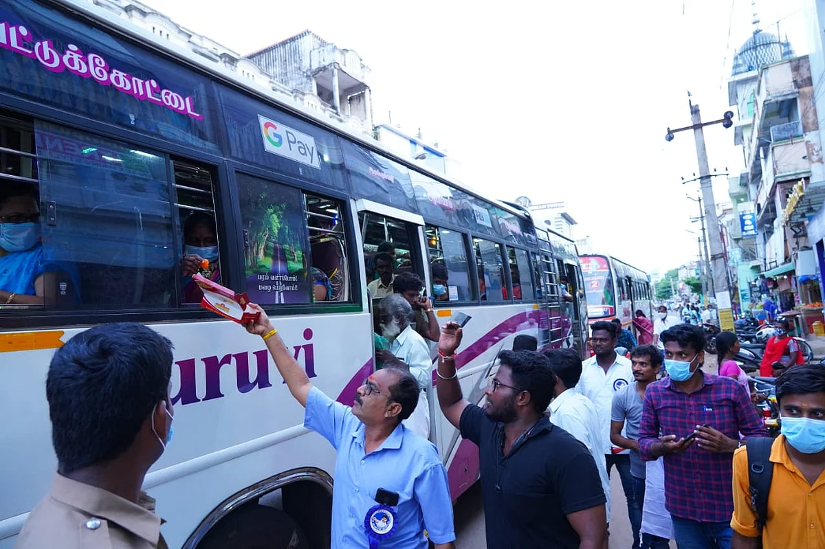 பட்டுக்கோட்டையில் இனிப்பு வழங்கி கொண்டாடும் நிர்வாகிகள்