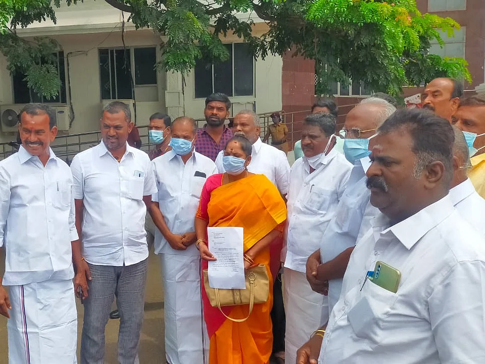 தேனி: உத்தமபாளையம் ஒன்றியத் தலைவர்மீது நம்பிக்கையில்லா தீர்மானம்! -அதிமுக-வினர் 9 பேர் நீக்கம்