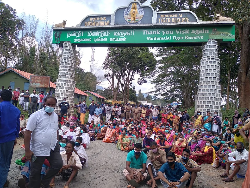முற்றுகையிட்ட மக்கள்