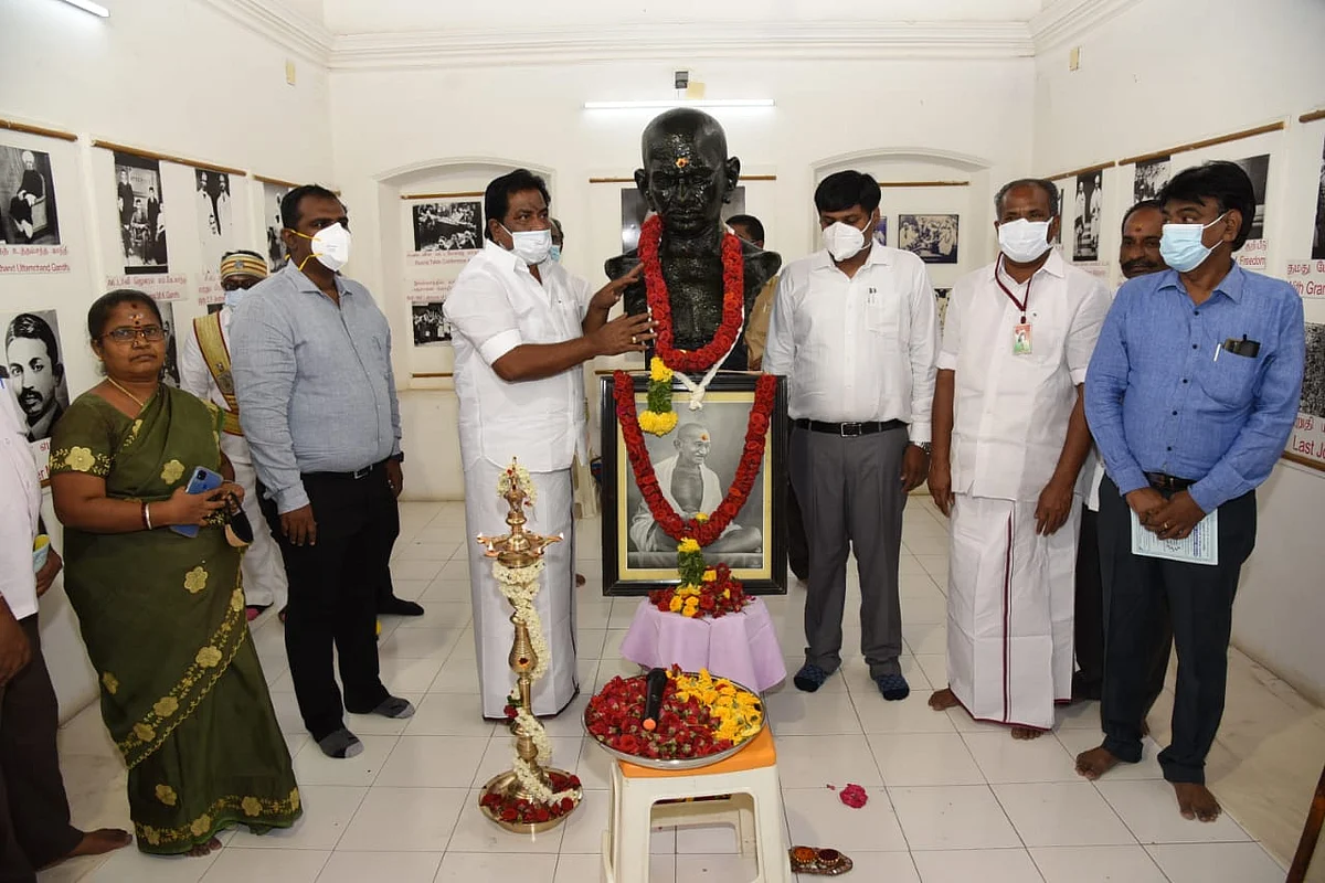காந்தி தங்கிய வீட்டில் அமைச்சர், அதிகாரிகள் மரியாதை