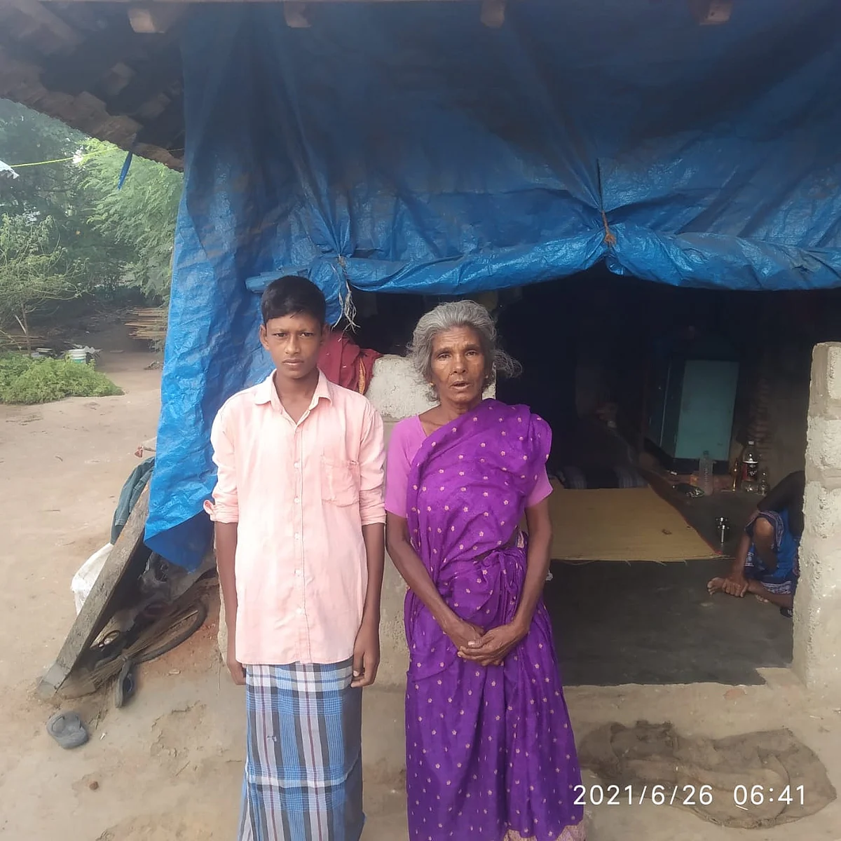 பாட்டி லெட்சுமியுடன் சபரிநாதன்