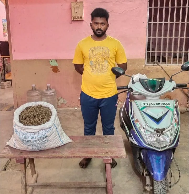 பைக்கில் கஞ்சா கடத்தி வந்த மணிமாறன்