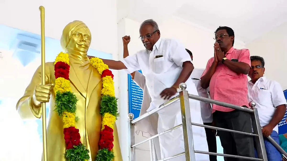 பாரதி சிலைக்கு மாலை அணிவித்த பாலகிருஷ்ணன்