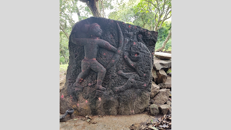 புலியுடன் போரிட்ட வீரனின் நடுகல்