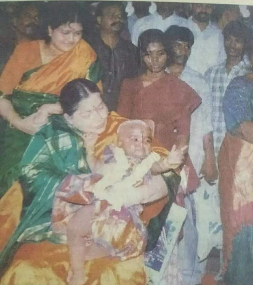 ஜெயலலிதா மடியில் குழந்தையாக ஜெயஹரிணியுடன் சசிகலா