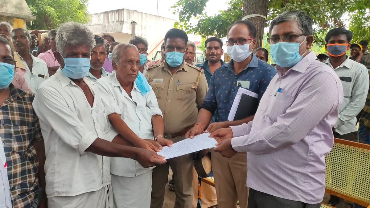 புகாரளித்த கிராம மக்கள்