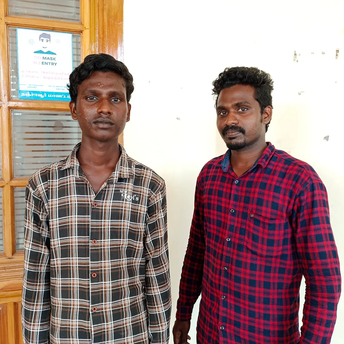 கலெக்டரிடம் உதவி கேட்ட சதீஸ்குமார் மற்றும் சுரேஷ்